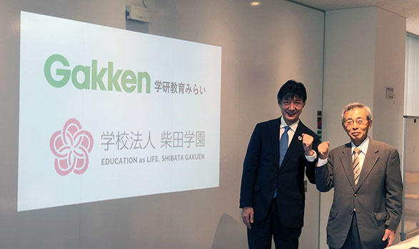 柴田学園・学研教育みらい連携協定調印式（左：小林徹社長　右：加藤陽治理事長）