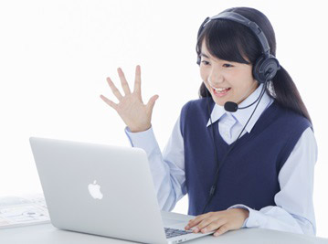 パソコンのモニターに映る先生と楽しそうに会話する女子中学生の写真です