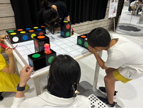 子どもたちが展示された付録で遊んでいます
