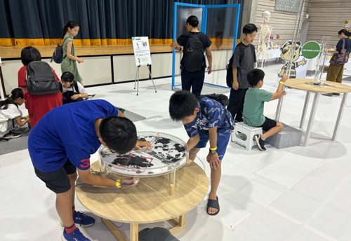 子どもたちが展示された付録で遊んでいます