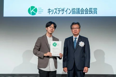 左:「学研の図鑑LIVE」シリーズ編集長・松原 由幸/右:キッズデザイン協議会会長・坂井 和則氏の記念写真です