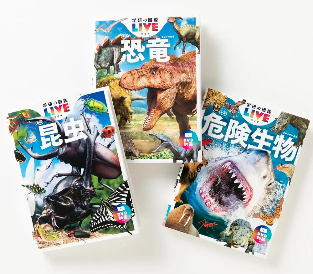 左:「学研の図鑑LIVE」シリーズ編集長・松原 由幸/右:キッズデザイン協議会会長・坂井 和則氏の記念写真です