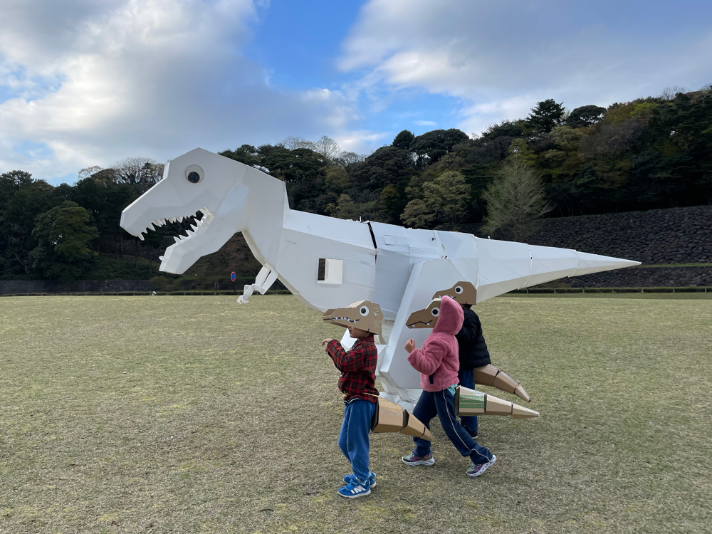 工作作家・ヒゲキタさん作の巨大プラダン恐竜「うちのシロ」