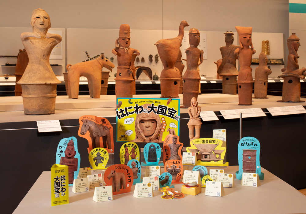 工作して展示するはにわの紙作品です